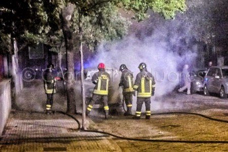 L'intervento dei Vigili del fuoco in via Deffenu (© foto Cronache Nuoresi)