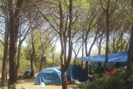 U'immagine del campeggio abusivo