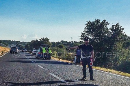 Un agente ddella Polizia stradale durante un incidente (© foto S.Novellu)