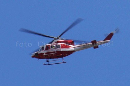 Un elicottero dei Vigili del fuoco durante l'intervento di soccorso
