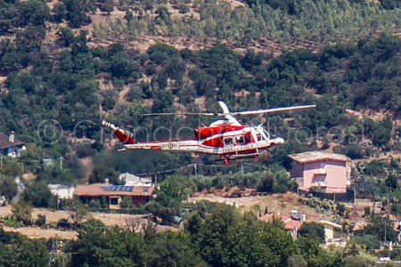 Un elicottero dei Vigili del fuoco sui cieli di Arzana (foto Piroddi)
