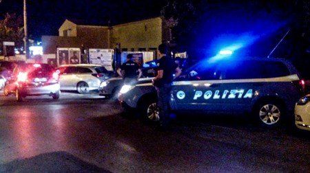 Un momento dei controlli della Polizia nelle discoteche