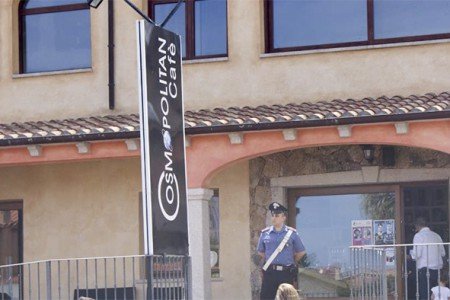 Carabineri davanti al locale