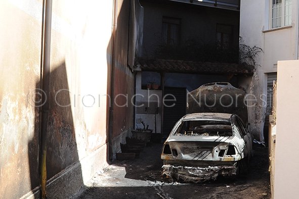 Una delle auto distrutte dalle fiamme a Mamoiada