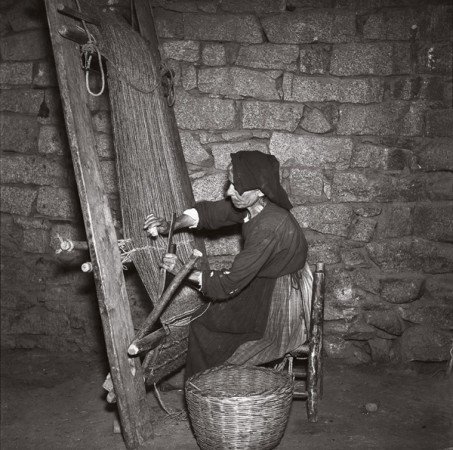 M. Sin-Pfältzer, Talana, donna al lavoro al telaio verticale, 1959 (© Ilisso Edizioni)