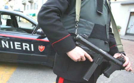 Carabinieri con mitra