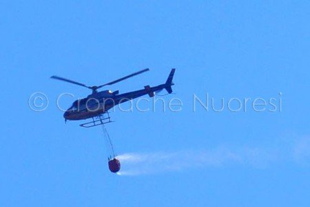 Elicottero dell'antincendio in azione a Lanusei (foto Piroddi)