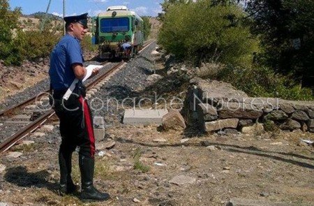 I Carabinieri effettuano i rilievi sul luogo dello schianto dell'auto contro il treno