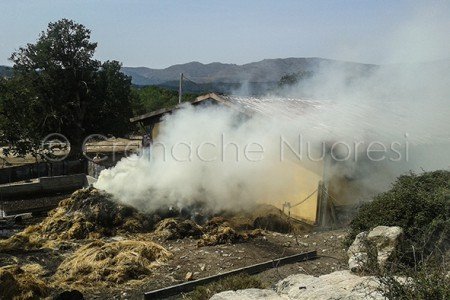 Il fienile avvolto dal fumo