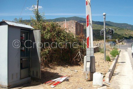 Il passaggio a livello dopo lo schianto dell'auto