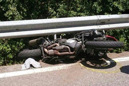 La moto subito dopo l'incidente (foto Vigili del fuoco)