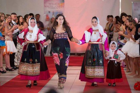 La stilista con due modelle in abito tradizionale (foto Luca Mureddu)