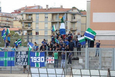 La Tifoseria Nuorese (© foto Alessandro Pintus)