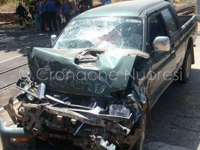 L'auto dopo lo schianto contro il treno