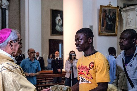 L'offertorio da un profugo ospitato a Sarule (© foto S.Meloni)