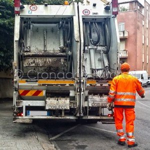 Un addetto alla nettezza urbana (© foto S.Novellu)