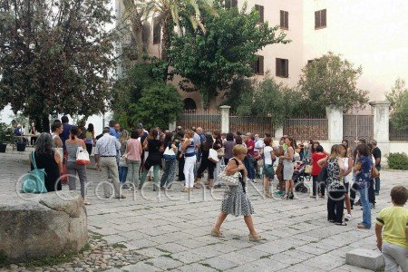 Un momento dell'incontro sulla Buona scuola in piazza Satta (© foto S.Novellu)