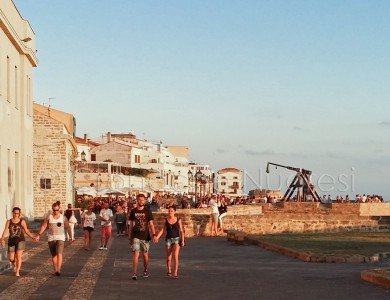 Alghero, turisti a passeggio sui Bastioni (© foto S.Novellu)