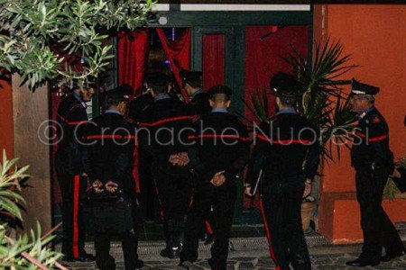Carabinieri all'ingresso dell'Oasi Sexy Disco Club