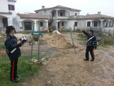 I Carabinieri durante il controllo al cantiere a Siniscola