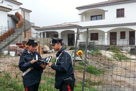 I Carabinieri durante il controllo al cantiere a Siniscola