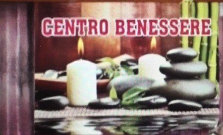 Un dettaglio dell'insegna del centro benessere
