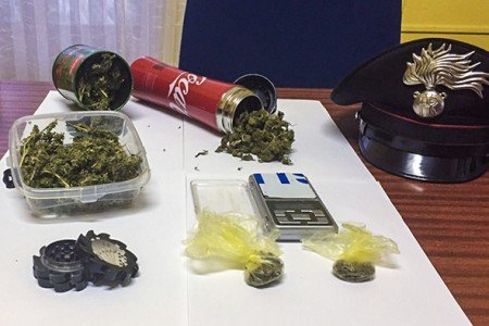 La droga e il bilancino di precisione sequestrate a S.Maria Navarrese