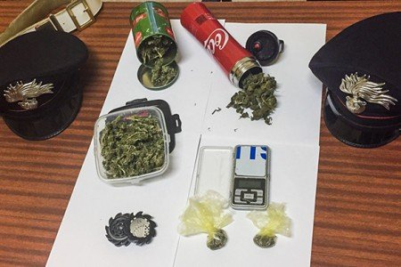 La droga e il bilancino di precisione sequestrate a S.Maria Navarrese