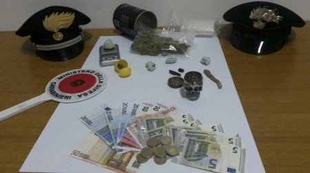 La marijuana e i soldi sequestrati