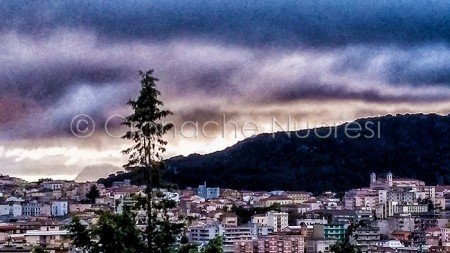 Nubi temporalesche sulla città di Nuoro (© foto S.Novellu)