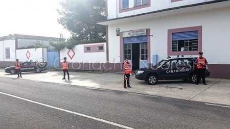Posto di blocco dei Carabinieri davanti al bar S'Infurcau