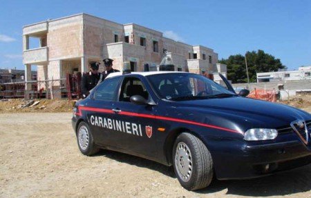 Carabineri in un cantiere edile