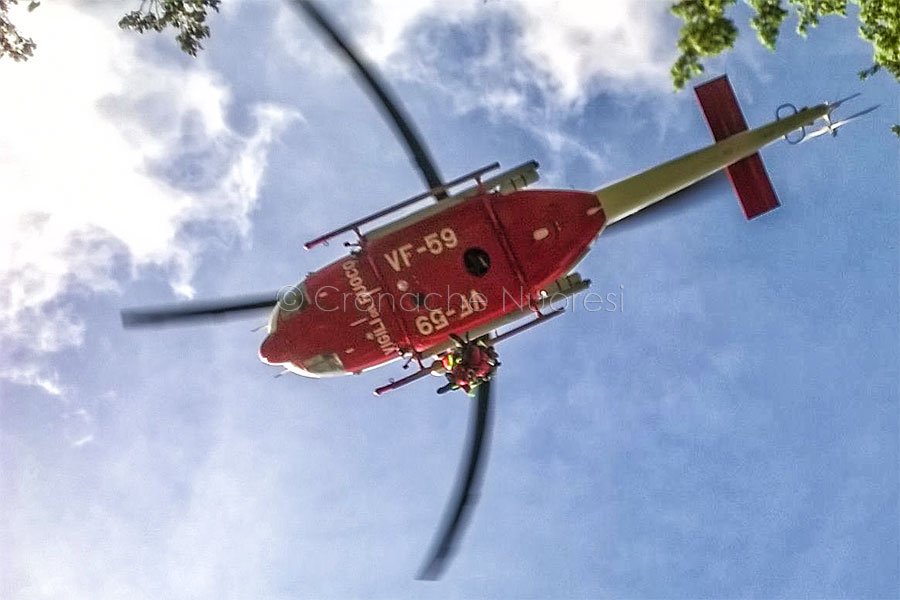 L'elicottero dei Vigili del fuoco durante l'intervento di soccorso effettuato nel Supramonte