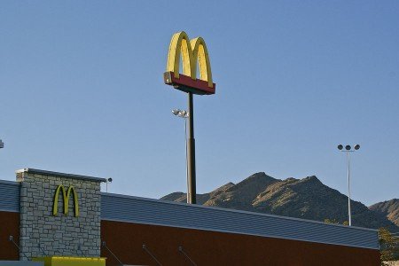 L'insegna di un McDonald's