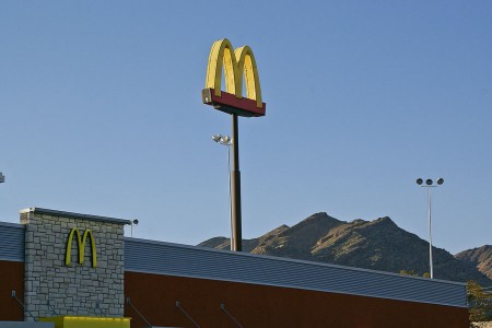 L'insegna di un McDonald's