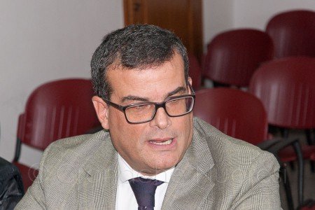 Luigi Arru, Assessore alla Sanità, durante l'incontro con l'Ass. Erriu sul recupero dell'albergo ESIT all'Ortobene (© foto S.Novellu)