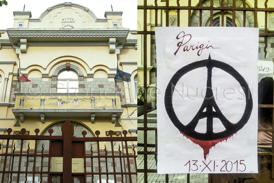 Uno scorcio del Liceo Asproni e il manifesto per la strage di Parigi