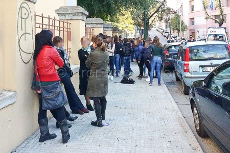 Nuoro, docenti e studenti fuori dall'Istituto Magistrale di via Deffenu (© foto Cronache Nuoresi)