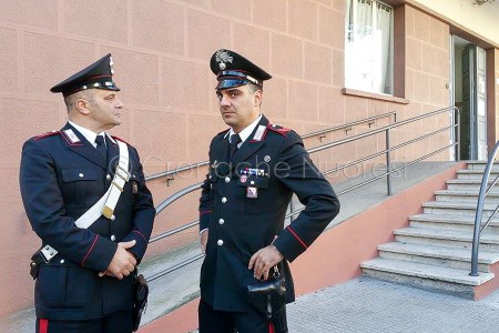 Nuoro, Carabinieri davanti alle Magistrali durante l'allarme bomba (© foto Cronache Nuoresi)