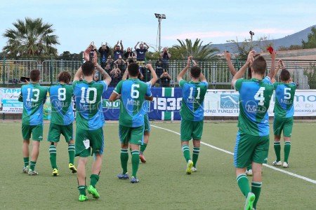 Esultanza della Nuorese a fine partita (foto Alessandro Pintus)