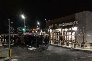 La fila all'apertura del McDonald's nuorese