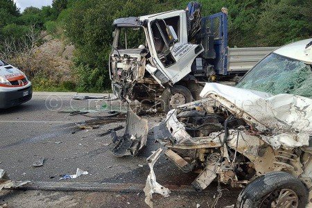 I due mezzi subito dopo l'incidente