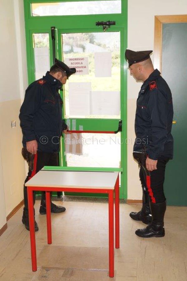 Siniscola, i Carabinieri dopo il furto alla scuola 