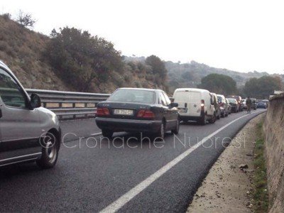 La coda di auto sulla 131