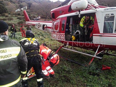 Il disperso viene caricato in elicottero