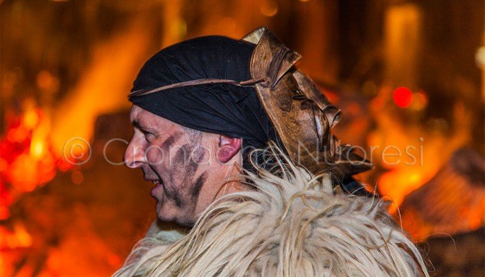 Ottana: Merdule davanti al fuoco (© foto S.Novellu) Ottana: Merdule davanti al fuoco (© foto S.Novellu)