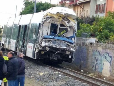 Uno dei convogli dopo l'incidente (foto A.Puxeddu)