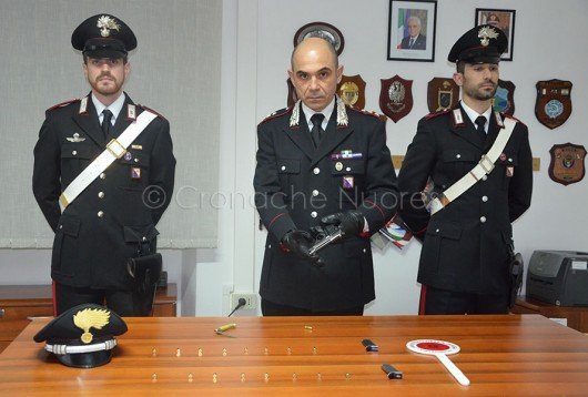 I Carabinieri con le armi sequestrate