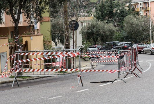La voragine creatasi in via Mughina (foto S.Meloni)