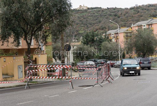 La voragine creatasi in via Mughina (foto S.Meloni)